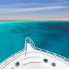 Cruise Yacht Bug im klaren Wasser in der Nähe eines Korallenriffs. Rotes Meer, Ägypten