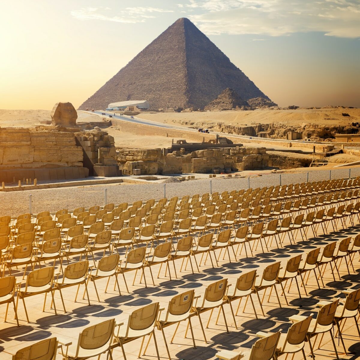 I nærheden af pyramiderne