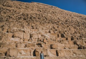 Une blonde européenne se promène près des pyramides dans le désert du Caire