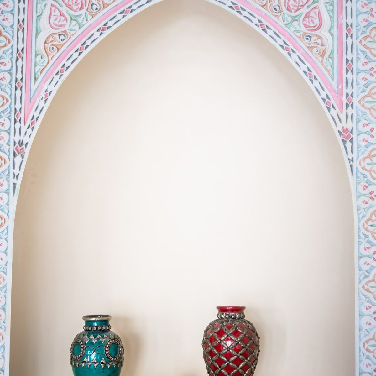 De belles cruches égyptiennes antiques dans l'espace de copie du musée.