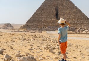 Garçon marchant devant la pyramide de Mikerin sur le plateau de Gizeh