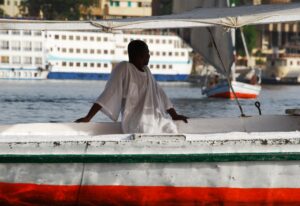 nubian-sailor-sailing-on-the-nile-river-egypt_t20_8OdBwa